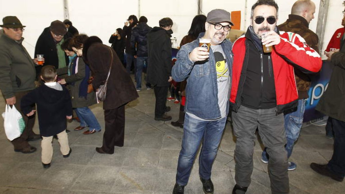 Carpa bar en la plaza de Santo Martino, que cuenta con bebidas, tapas y música en directo.