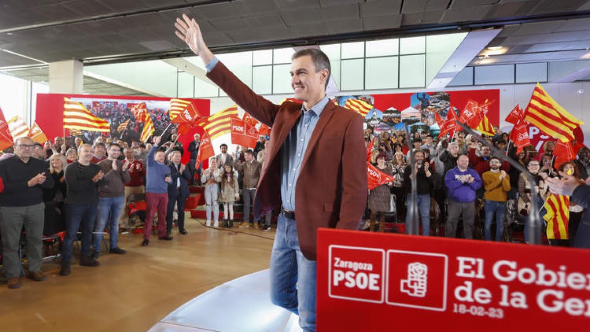 Pedro Sánchez ayer, en un acto público en apoyo a la candidata socialista a la Alcaldía de Zaragoza. JAVIER BELVER