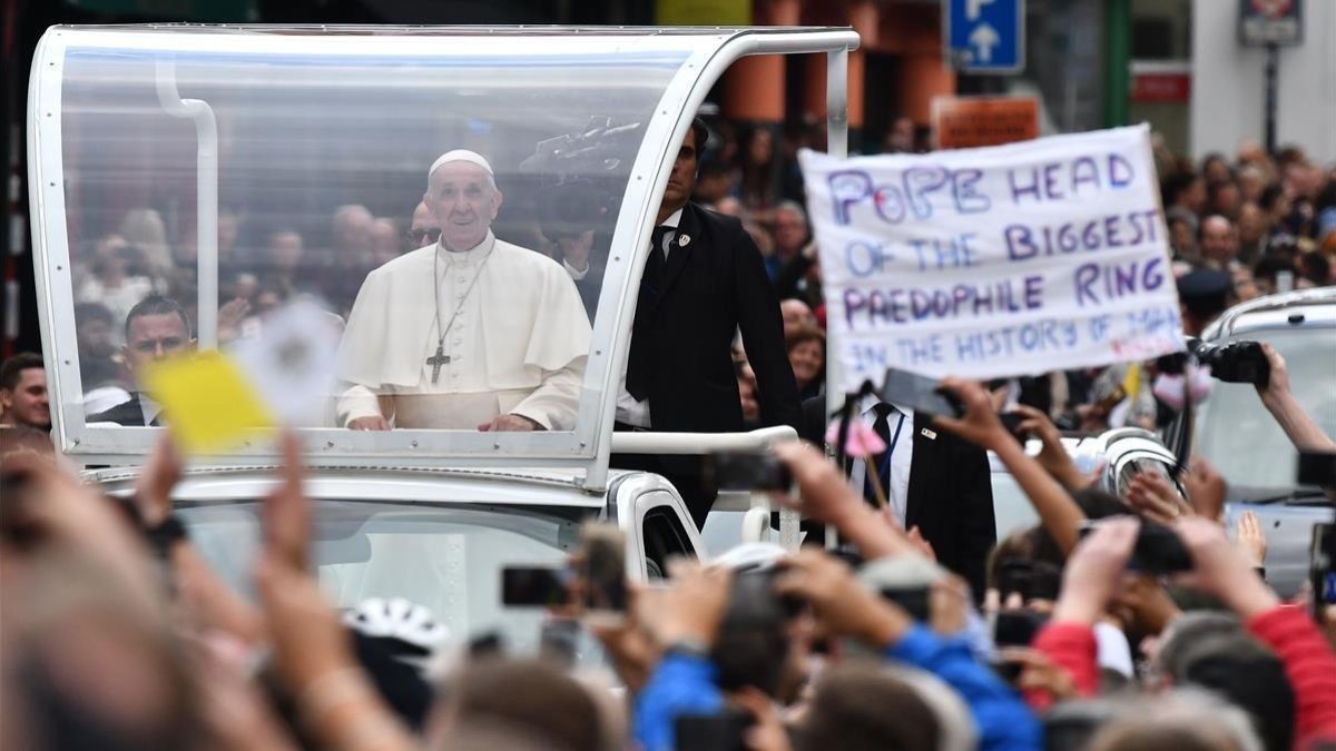 Paseo del Papa Francisco por las calles de Dublín en su papamóvil.