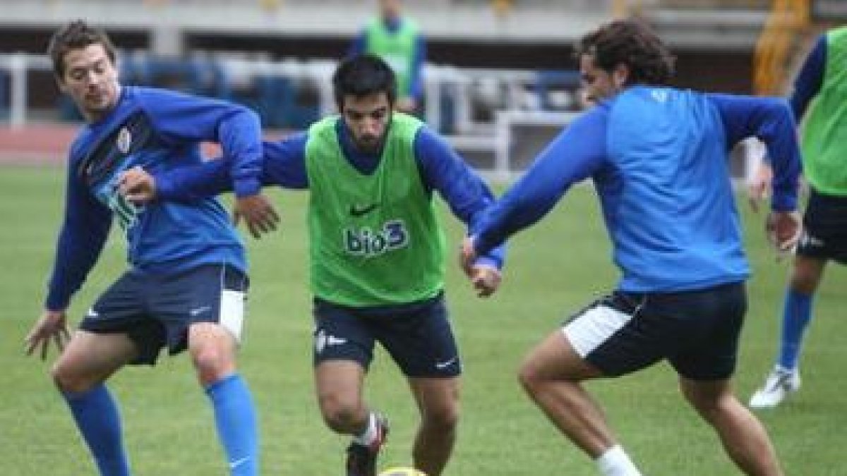 La Deportiva Ponferradina entrenó con intensidad para preparar el partido del viernes.