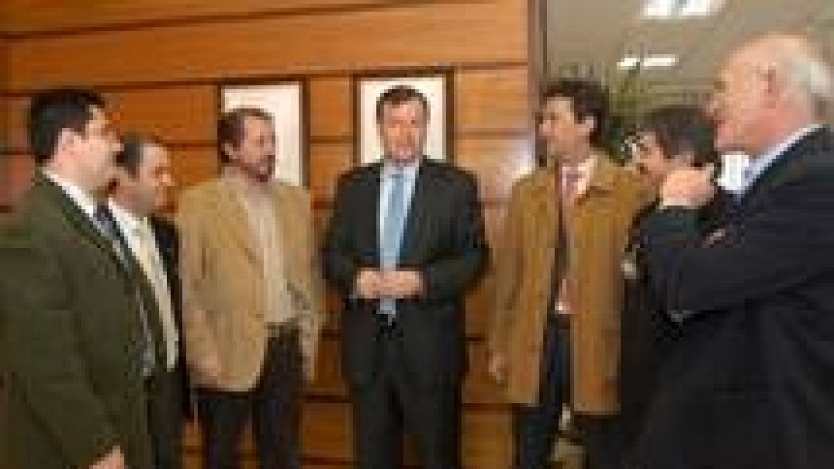 Antonio Silván e Ignacio Tejera, en el centro, con otros miembros de la asociación de constructores