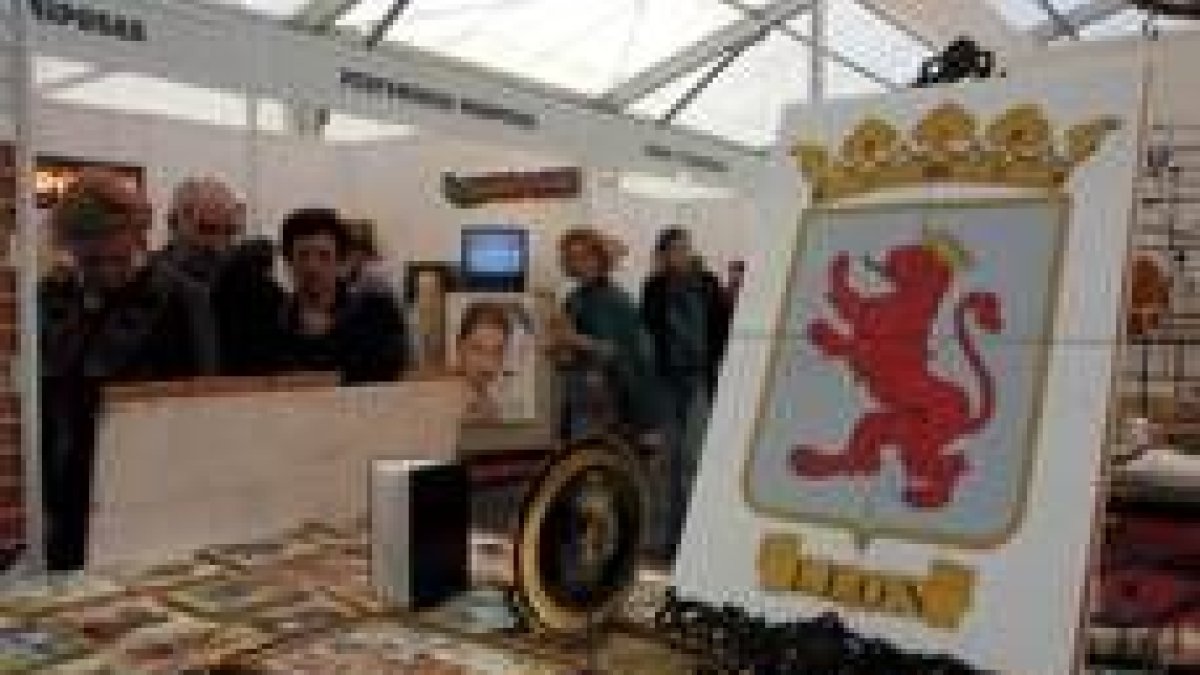 Las exposiciones y muestras folclóricas leonesas acompañan a las casetas más comerciales en la feria