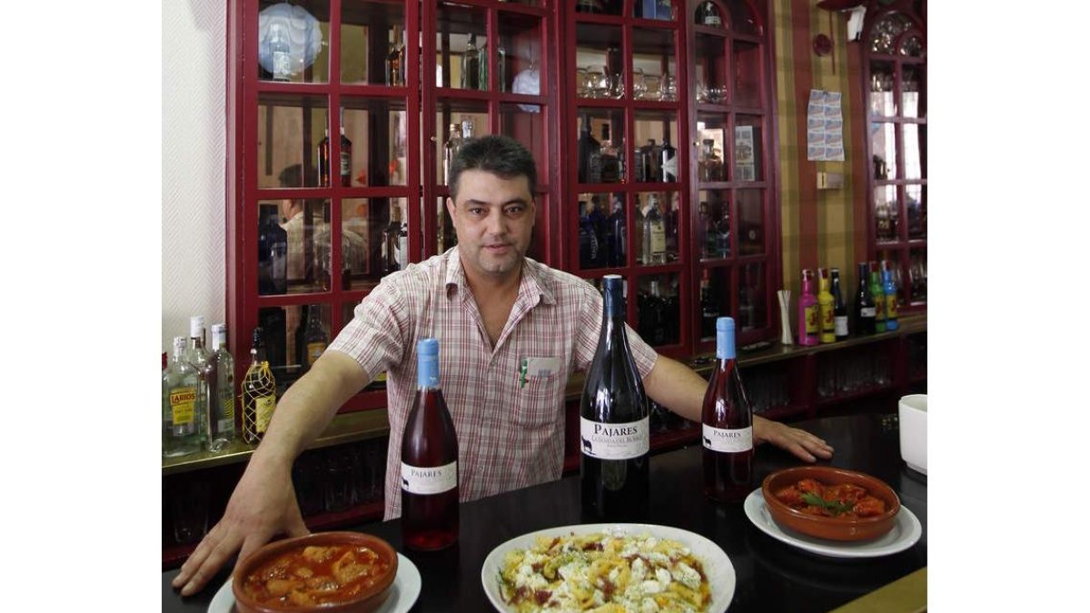 Javier Merino es el responsable de la Cafetería Gris especializada en tapas y raciones entre las que destacan los huevos estrellados.