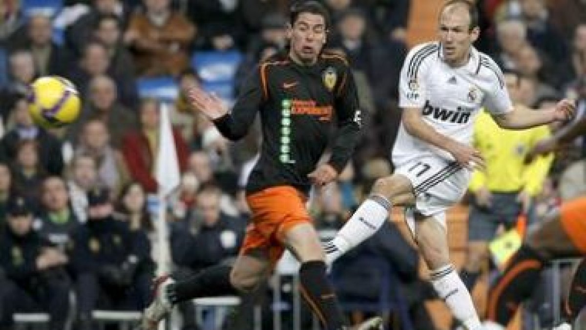 El centrocampista holandés Arjen Robben (d) y el defensa Raúl Albiol disputan un balón