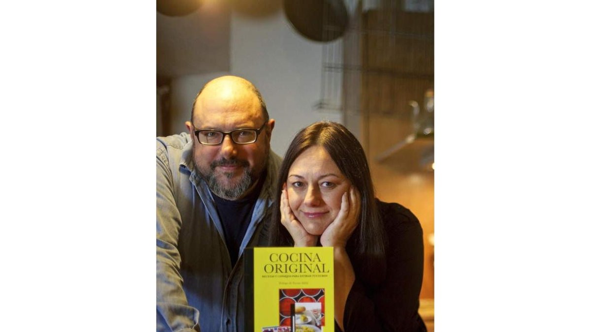 La periodista Carmen García Romero y el fotógrafo Xavier Landa, autores de ‘Cocina original’
