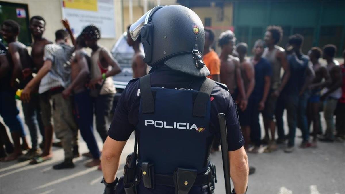 Inmigrantes hacen cola ante el CITE de Ceuta, tras saltar la valla, este miércoles. /