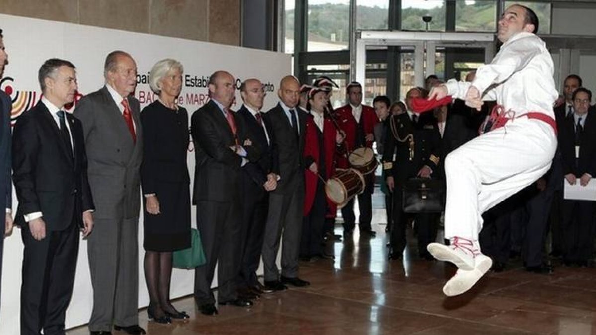 El Rey, junto a Urkullu y Lagarde, ante el 'aurrezku' de honor en la celebración del Foro Global España 2014.