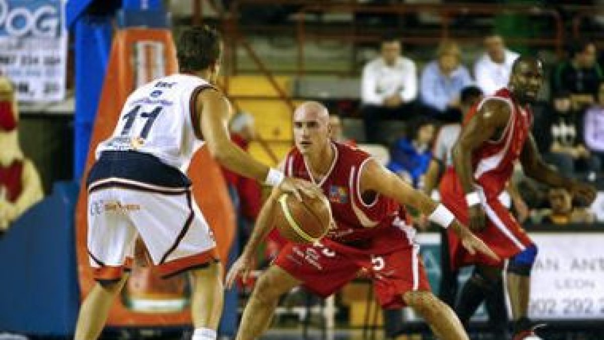 La labor de Juanjo Bernabé volverá a ser decisiva en el partido de hoy ante el Cáceres.