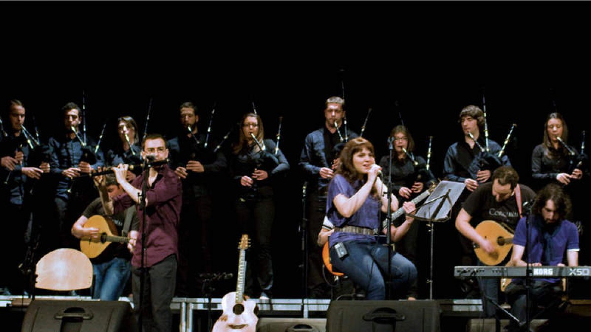 El grupo asturiano Corquiéu, que hoy actúa en la Plaza Mayor, en un concierto anterior con la banda de gaitas Llacín, de Llanes.