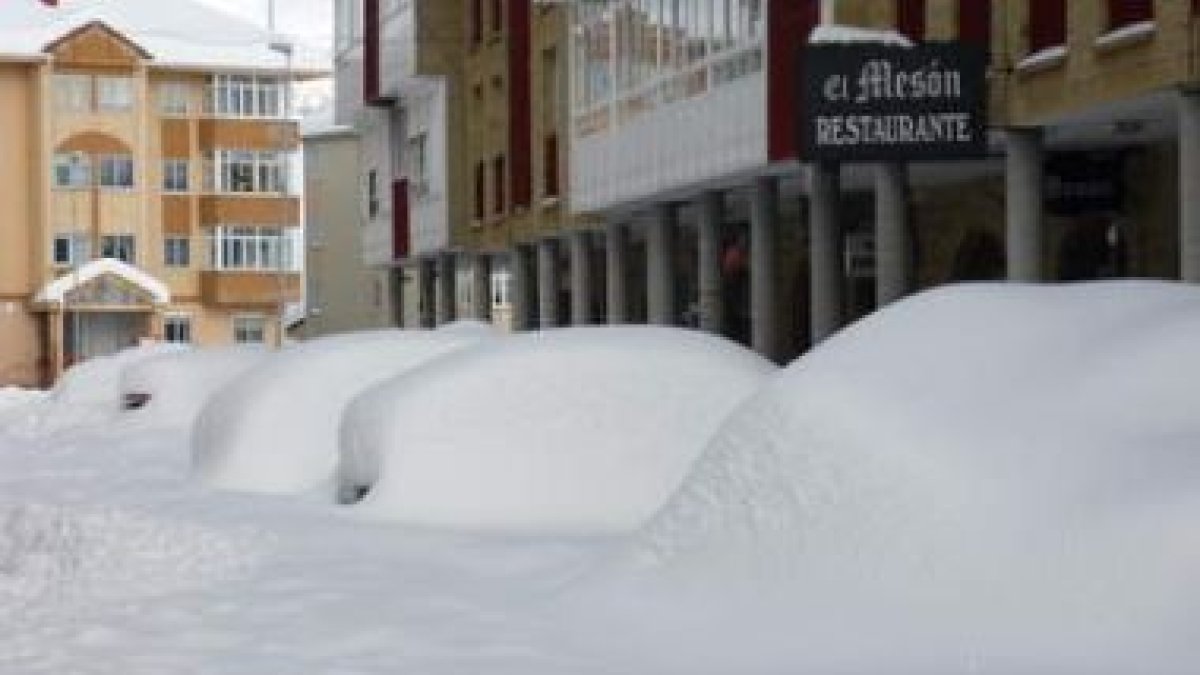 La nieve condicionó la vida de los leoneses en la mayor parte de la provincia; en la foto, Riaño