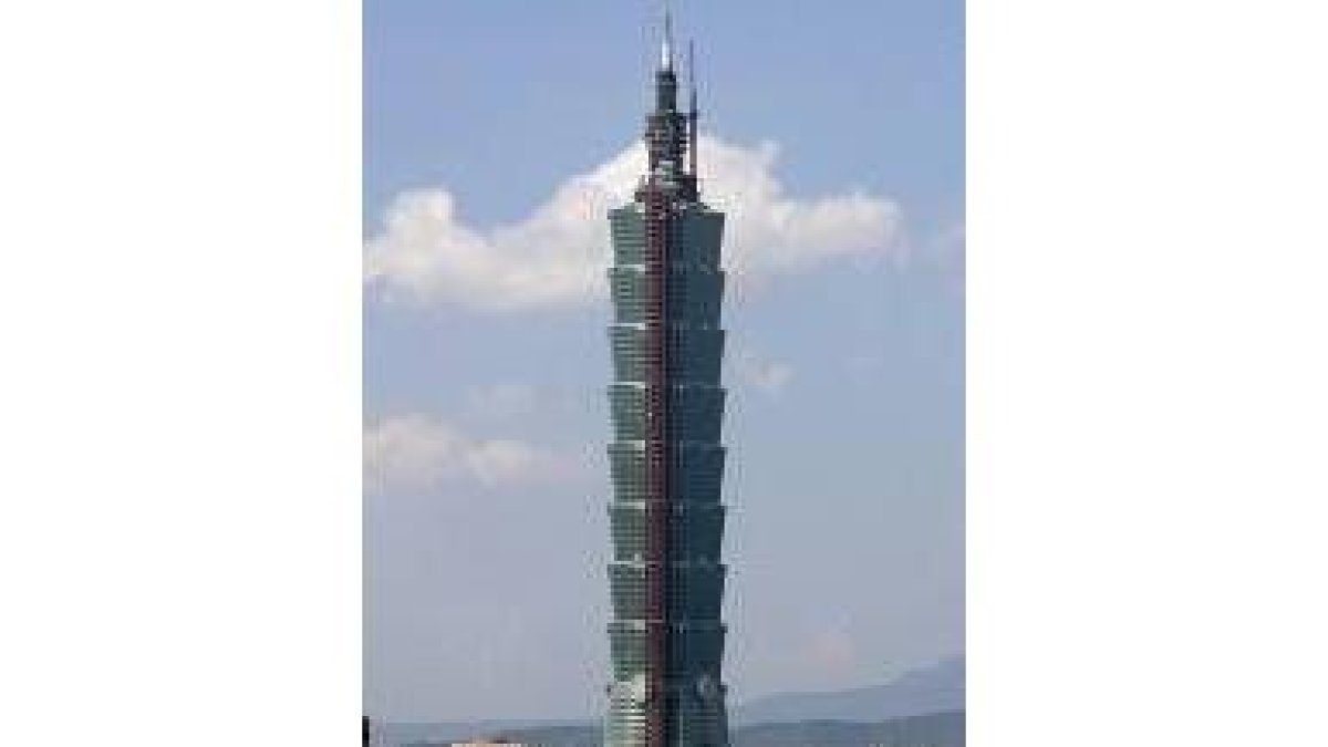 La torre de oficinas Taipei 101 inaugurada ayer en Taiwán