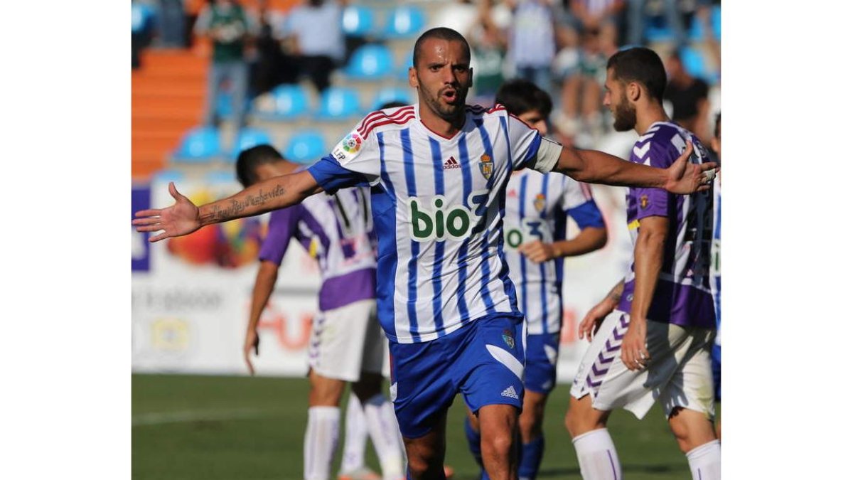 Yuri celebra uno de los tres goles que le marcó al Real Valladolid en El Toralín.