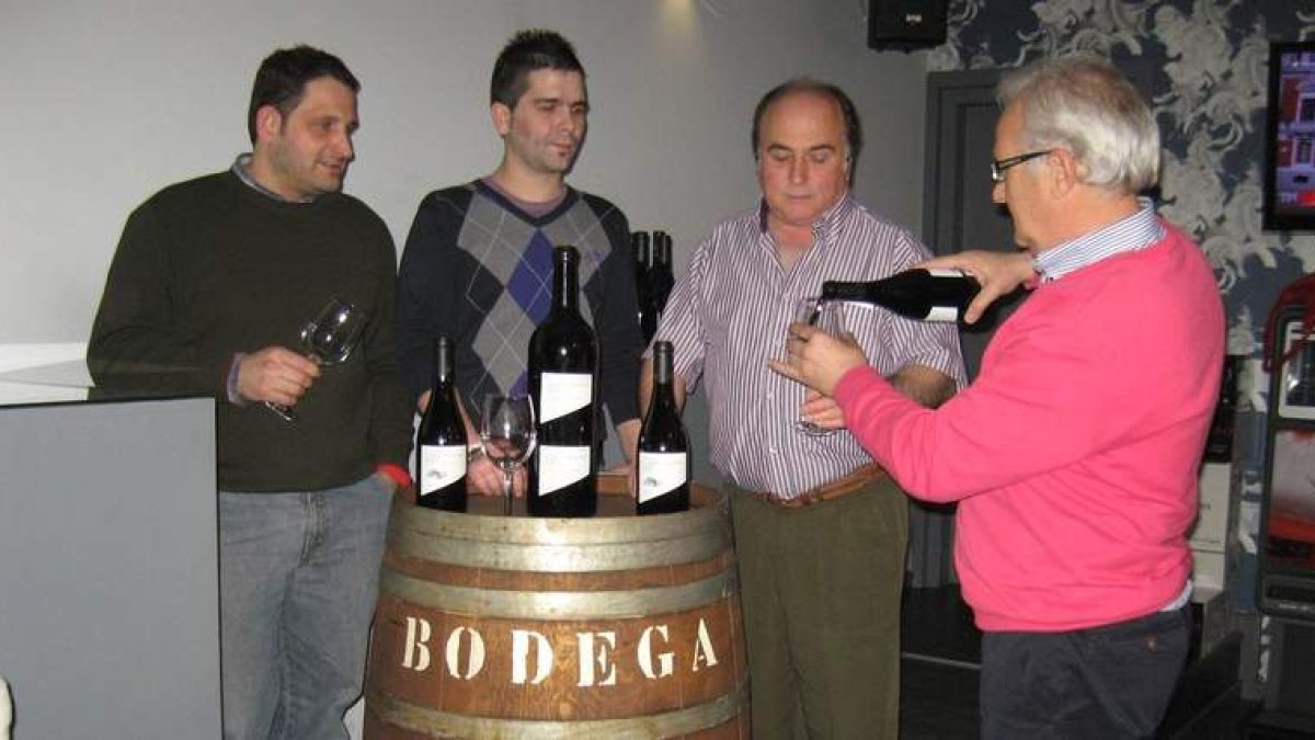 Un momento de la cata dirigida ayer por el maestro José Luis Santín en el Aqua de Bembibre.