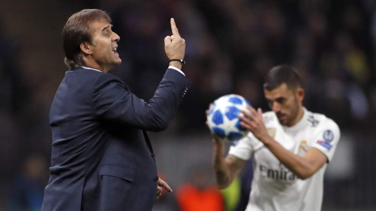 Lopetegui da órdenes a sus jugadores durante el partido ante el CSKA de Moscú. YURI KOCHETKOV