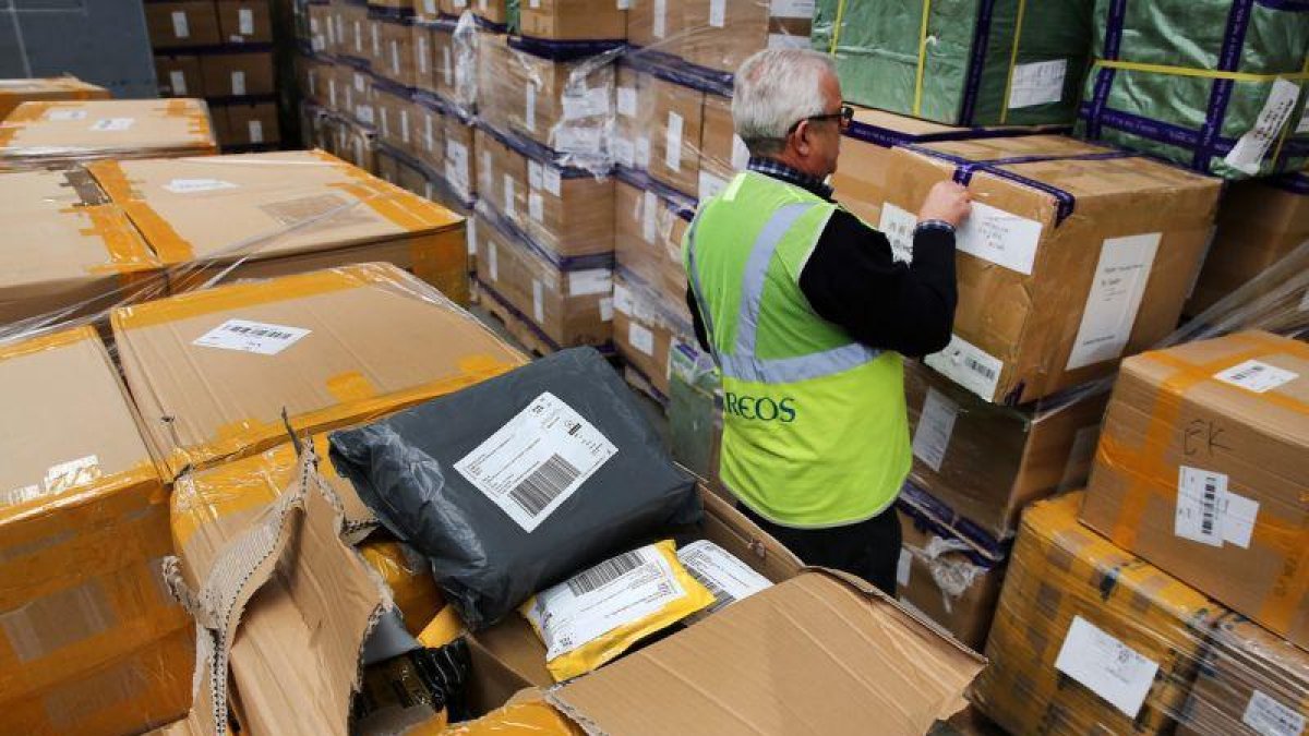 Tratamiento de paquetería en las instalaciones de Correos en la Zona Franca de Barcelona.