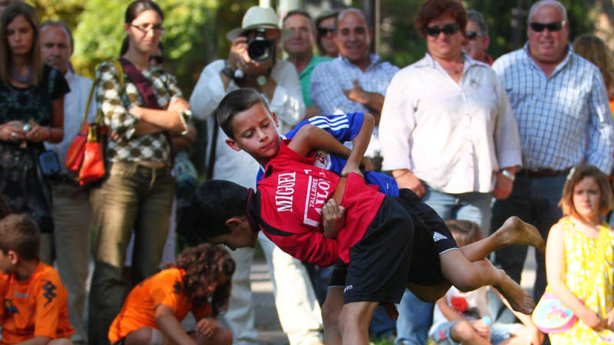 Adrián, de azul, se impuso en la final de pre y benjamín a Miguelín Tascón.