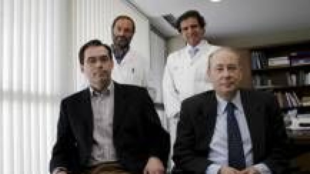 Sentados, los doctores Enríquez y Sahuquillo y tras ellos Carriedo y Cosamalón, del Hospital de León