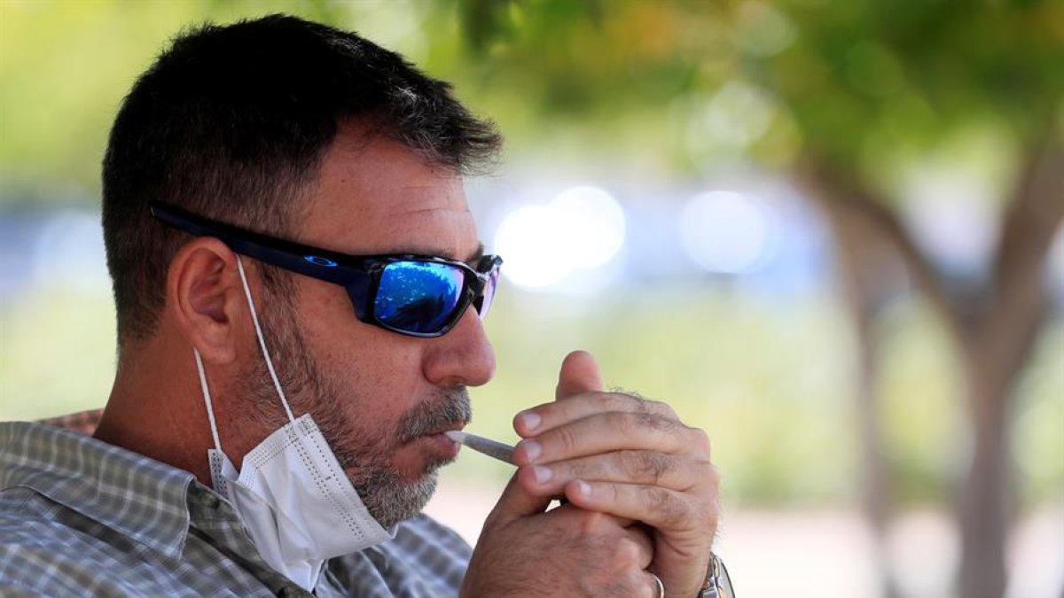 Fumar en la calle: ¿Cuándo puedo fumar tras la prohibición de Sanidad?