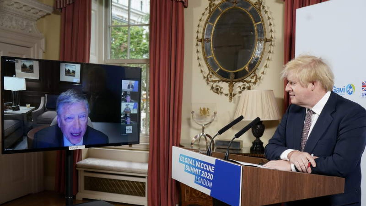 Boris Johnson durante una teleconferencia en su despacho.