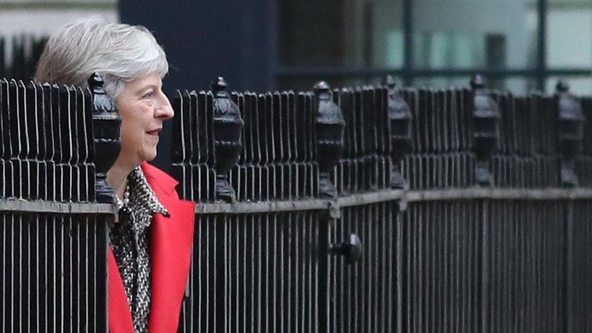 Thersa May sale por la puerta trasera de su residencia oficial del 10 de Downing Street en Londres, el 16 de noviembre del 2018