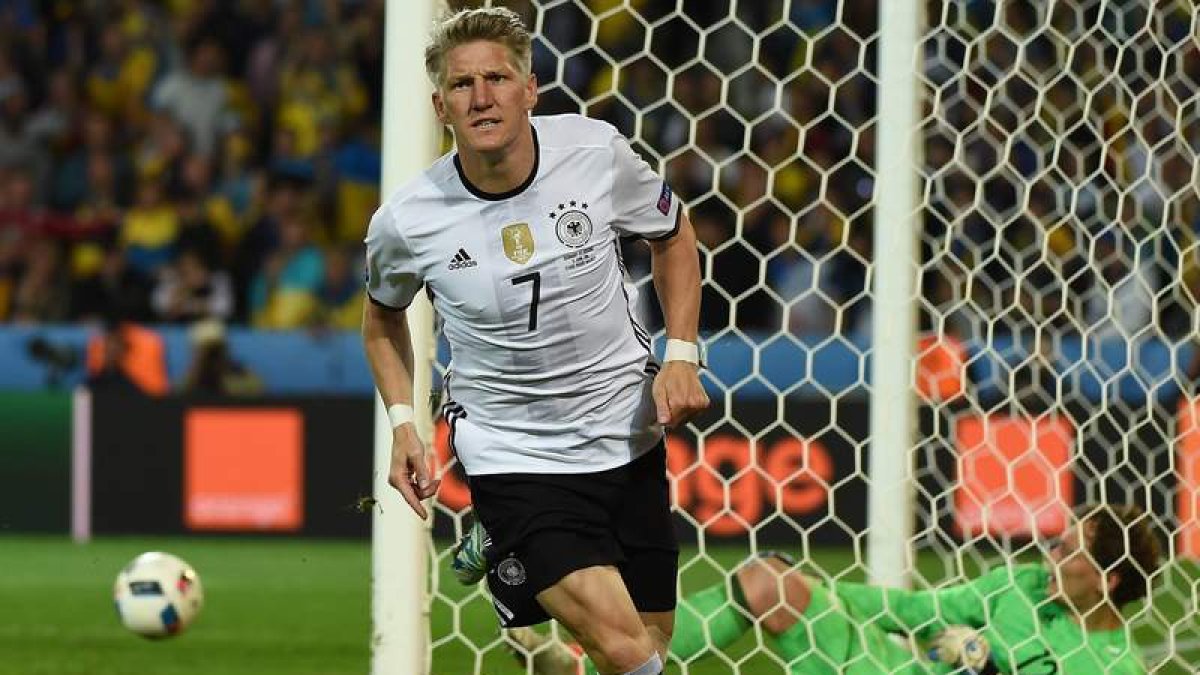 Schweinsteiger anotó el 2-0 cuando el partido consumía los últimos minutos de juego. ANDY RAIN