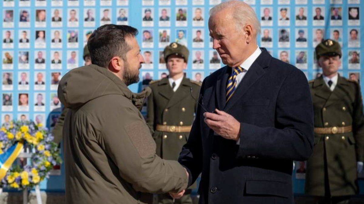 Zelenski y Biden ayer, en el Muro del Recuerdo de los Caídos por Ucrania, en Kiev. UKRAINIAN PRESIDENTIAL PRESS SER
