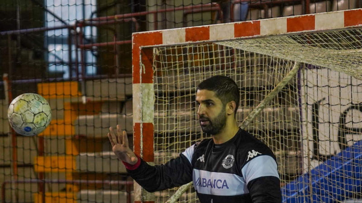 Saeid, durante un entrenamiento del Abanca Ademar. MIGUEL F.B.