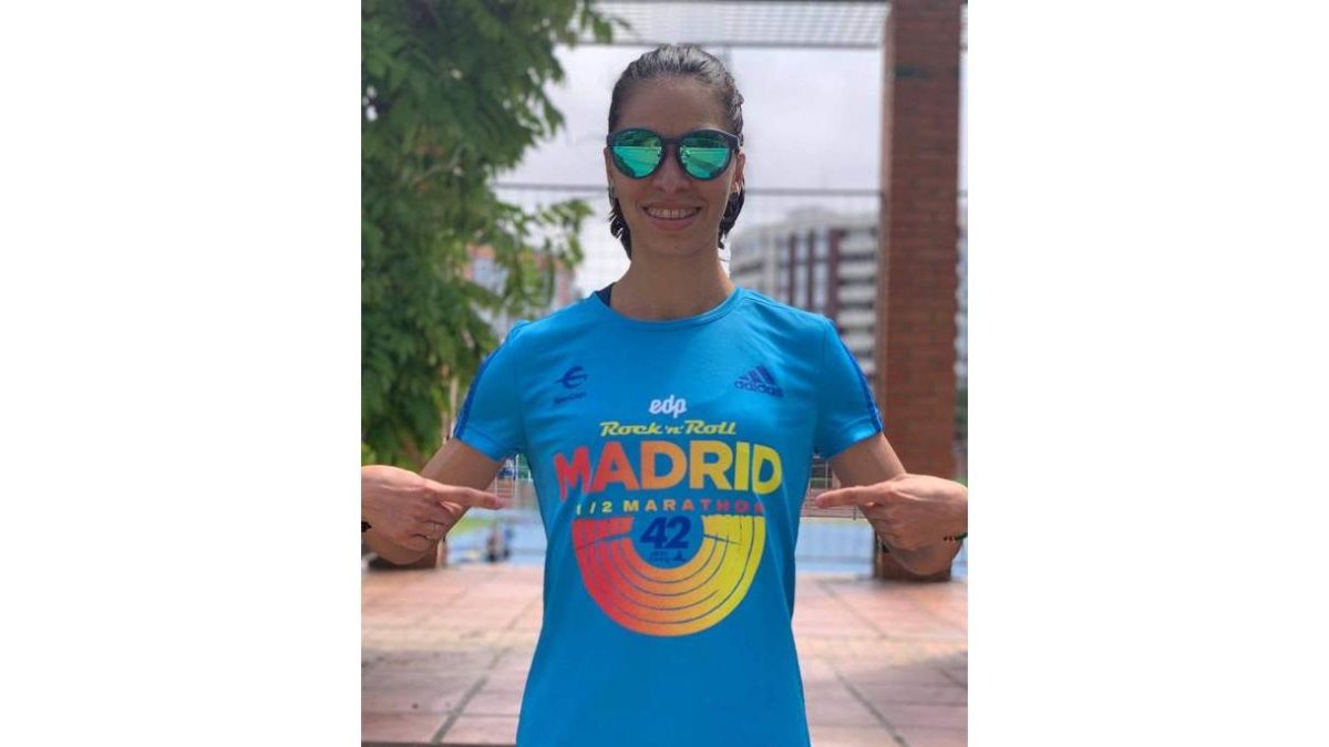 Nuria muestra la camiseta con la que va a correr en Madrid. DL