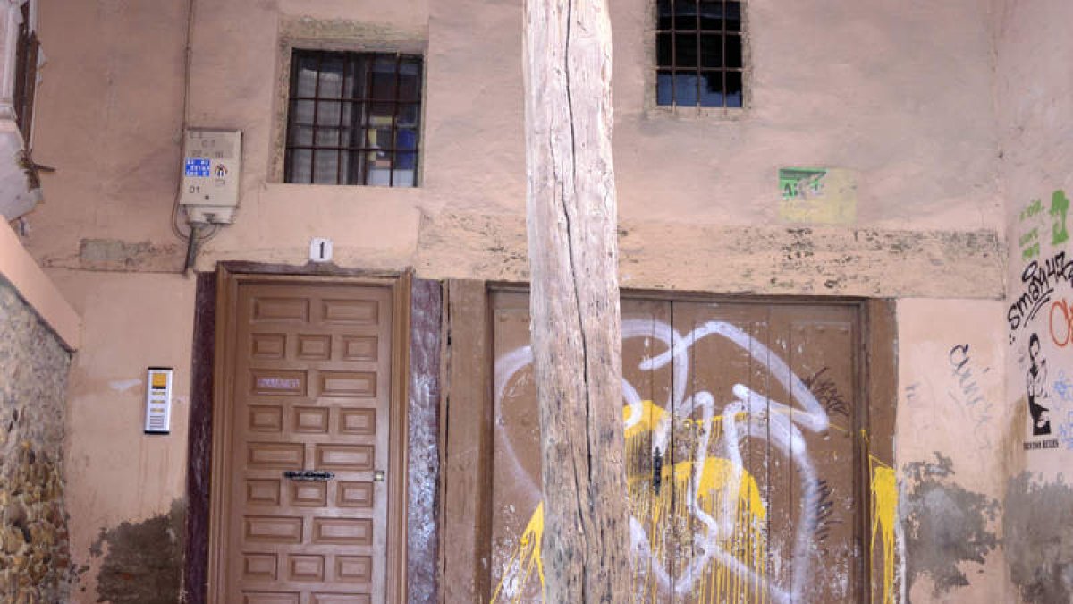 Aspecto que presentaba esta semana el rincón del número 1 de la calle Matasiete, en el Barrio Húmedo de León.
