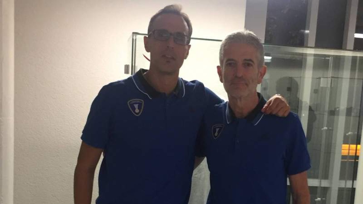 Alejandro Vaquera (Fiba) y Manuel Gallego (IHF) en la concentración de árbitros de Frankfurt. DL