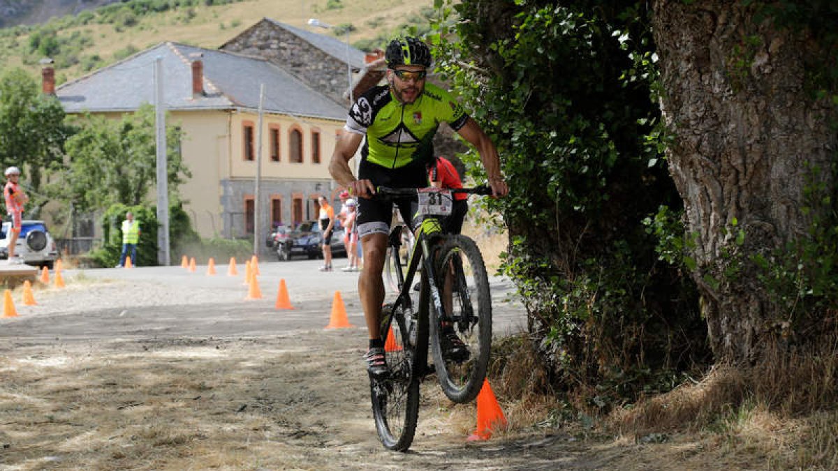 Emilio Orejas, con los vencedores de la pruebas masculinas. NACHO
