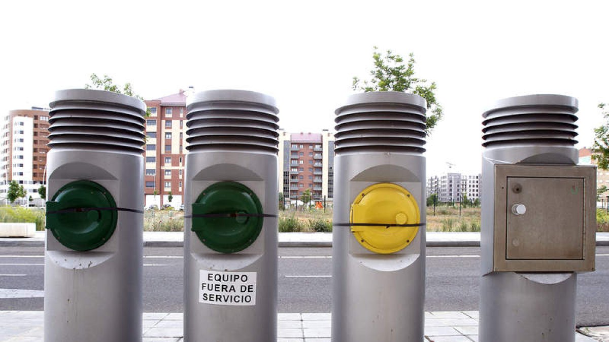 Contenedores de la recogida neumática de residuos en la zona de La Lastra. BRUNO MORENO