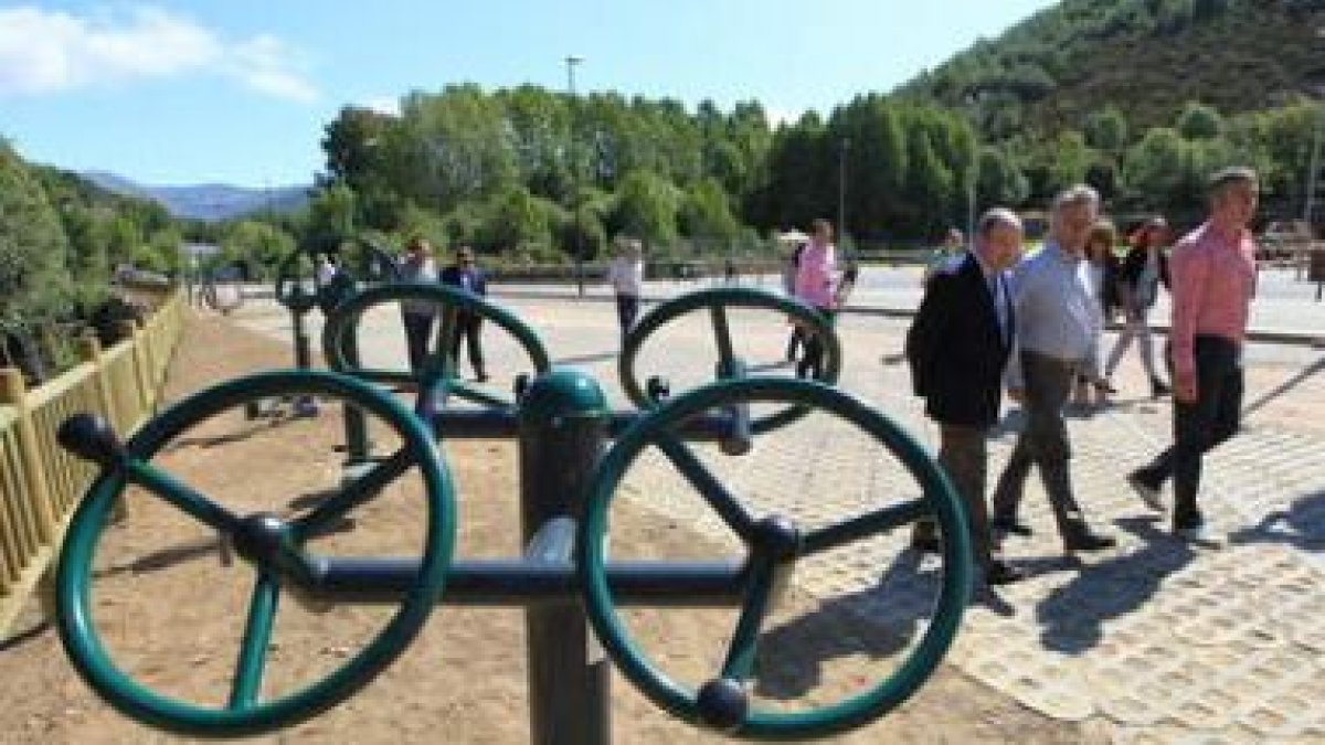 Fernández Liñares, Álvarez y Presa, ayer en su visita a las márgenes del río Tremor.