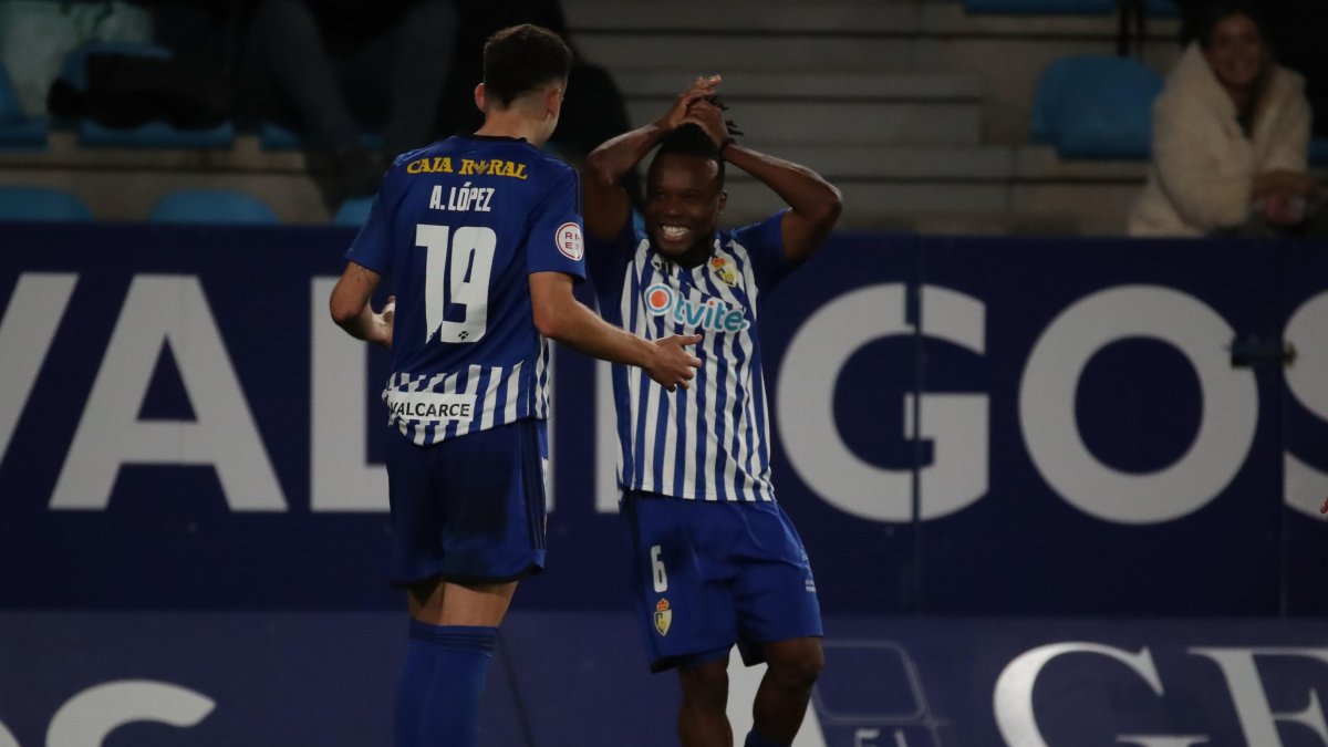 Igbekeme anotó el gol del triunfo de la Deportiva en el tramo final del partido. L. DE LA MATA