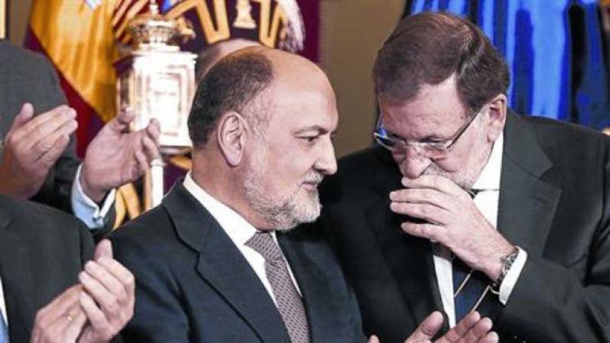 Rajoy habla con el presidente del Constitucional, Francisco Pérez de los Cobos.