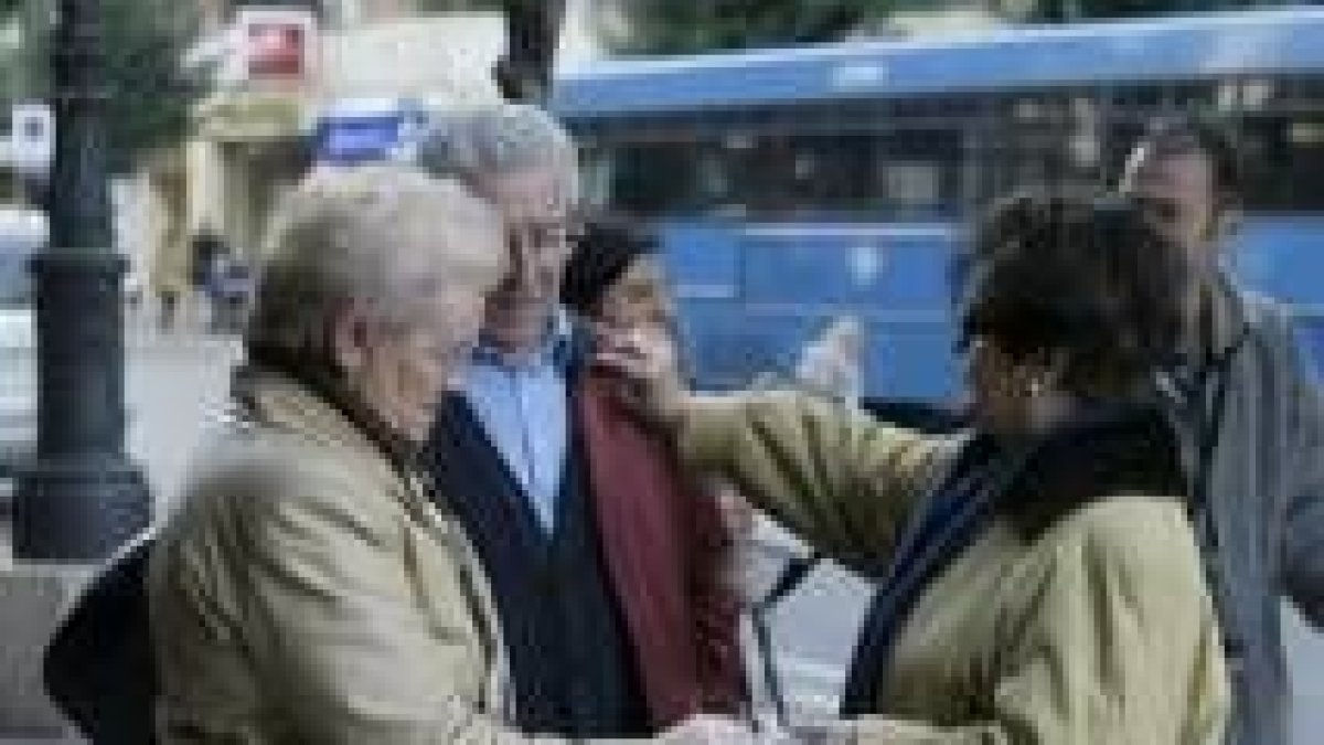 Las voluntarias de la Cruz Roja impusieron ayer cientos de banderitas