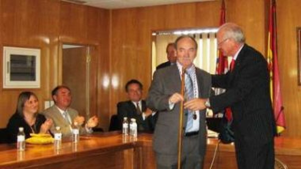 Manuel Otero recibe el bastón de mando de manos del socialista Roberto Camblor.