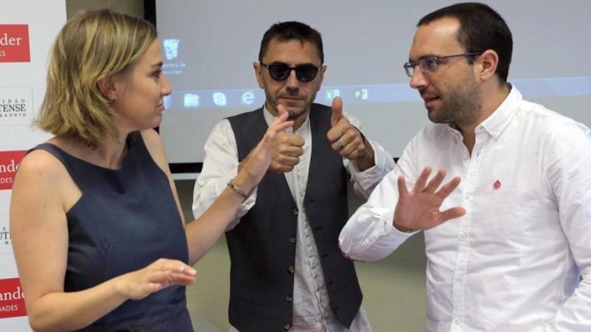 Tania Sánchez, Juan Carlos Monedero y Luis Alegre, en los cursos de verano de El Escorial.