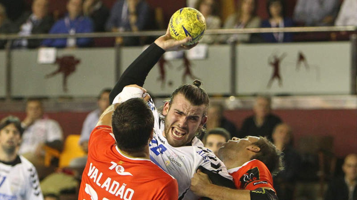 El pivote brasileño, Leo Almeida, en dura pugna con dos defensores vallesanos durante el partido.