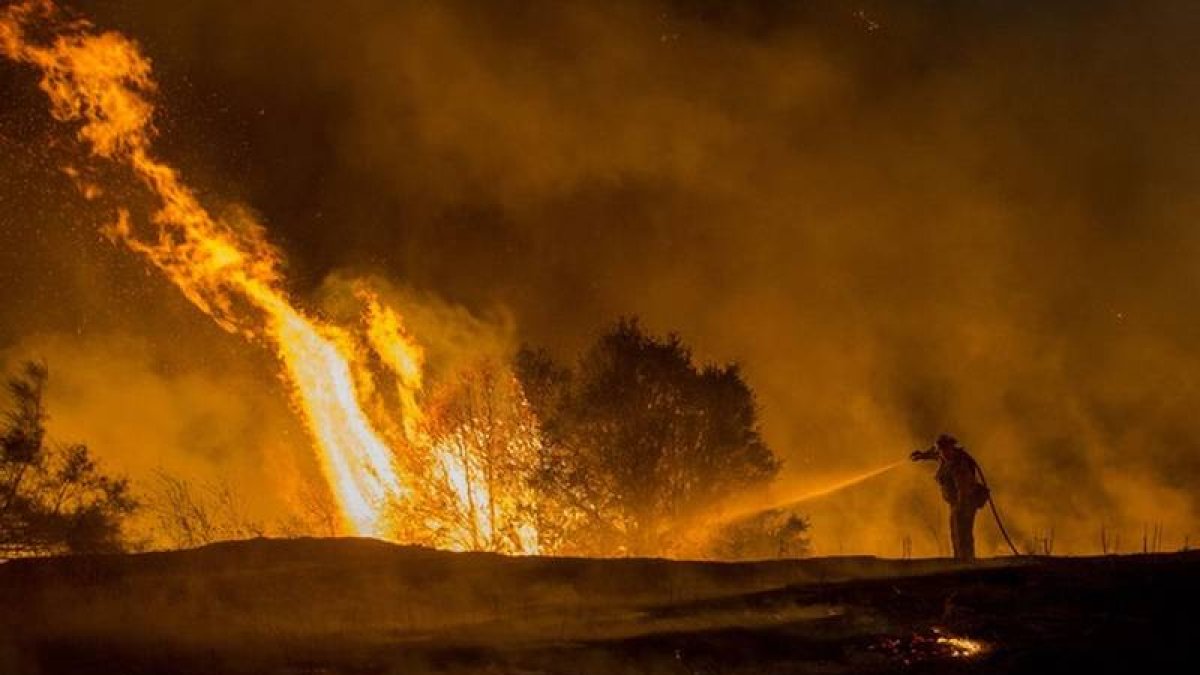 Un bombero combate el incendio 'Rocky', cerca de Clearlake (California), este domingo.
