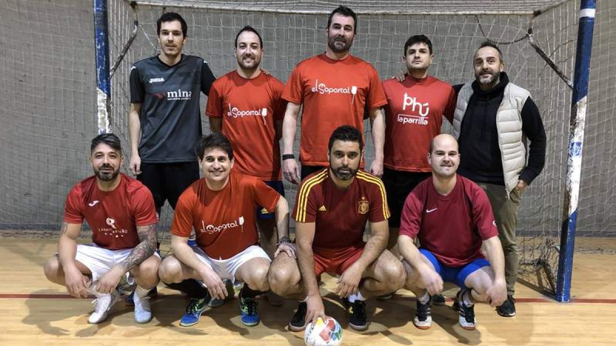 Formación del equipo Peritaciones Mina que disputa la Liga Veteranos Asisa.