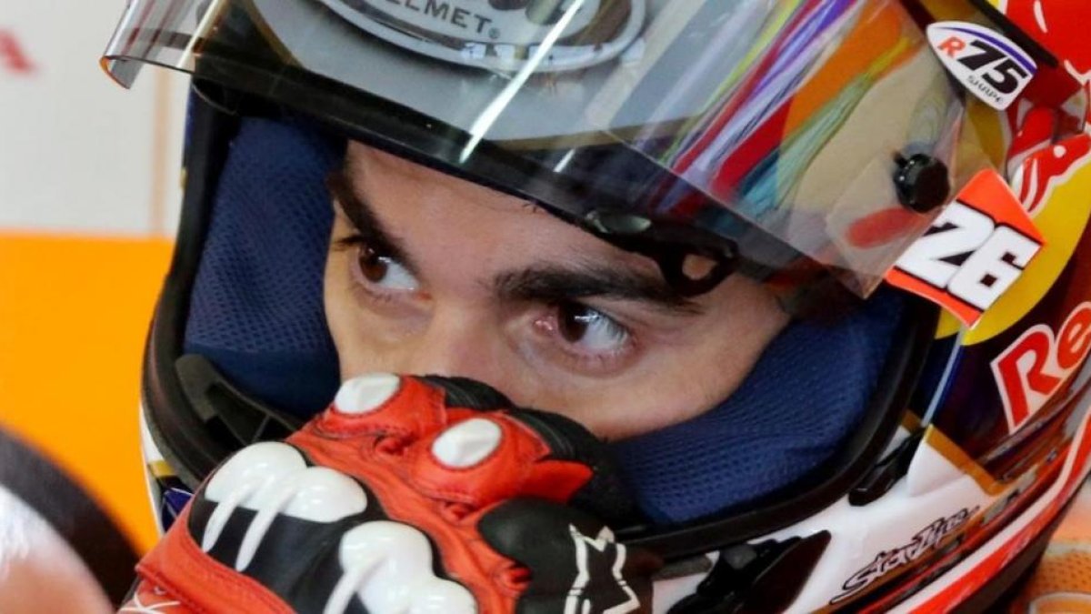 Dani Pedrosa, meditando en el taller del equipo Repsol-Honda de Alemania.