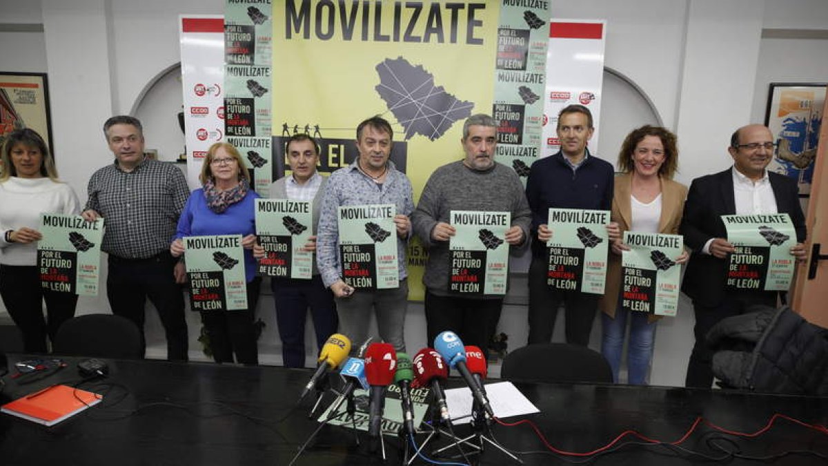 Los responsables sindicales junto a los representantes de los municipios que protagonizarán la manifestación del domingo. RAMIRO
