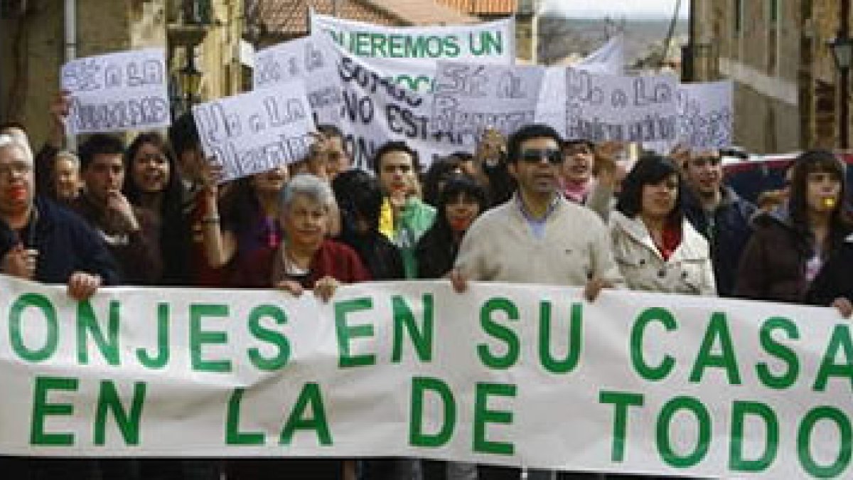 Los manifestantes recorriendo la calle Real y mostrando sus pancartas de protesta.