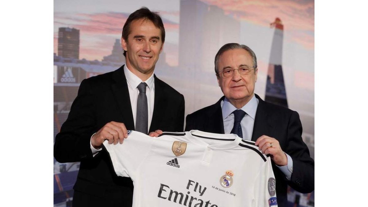 Lopetegui posa junto a Florentino Pérez con la camiseta del Real Madrid, su nuevo destino. MARTÍN