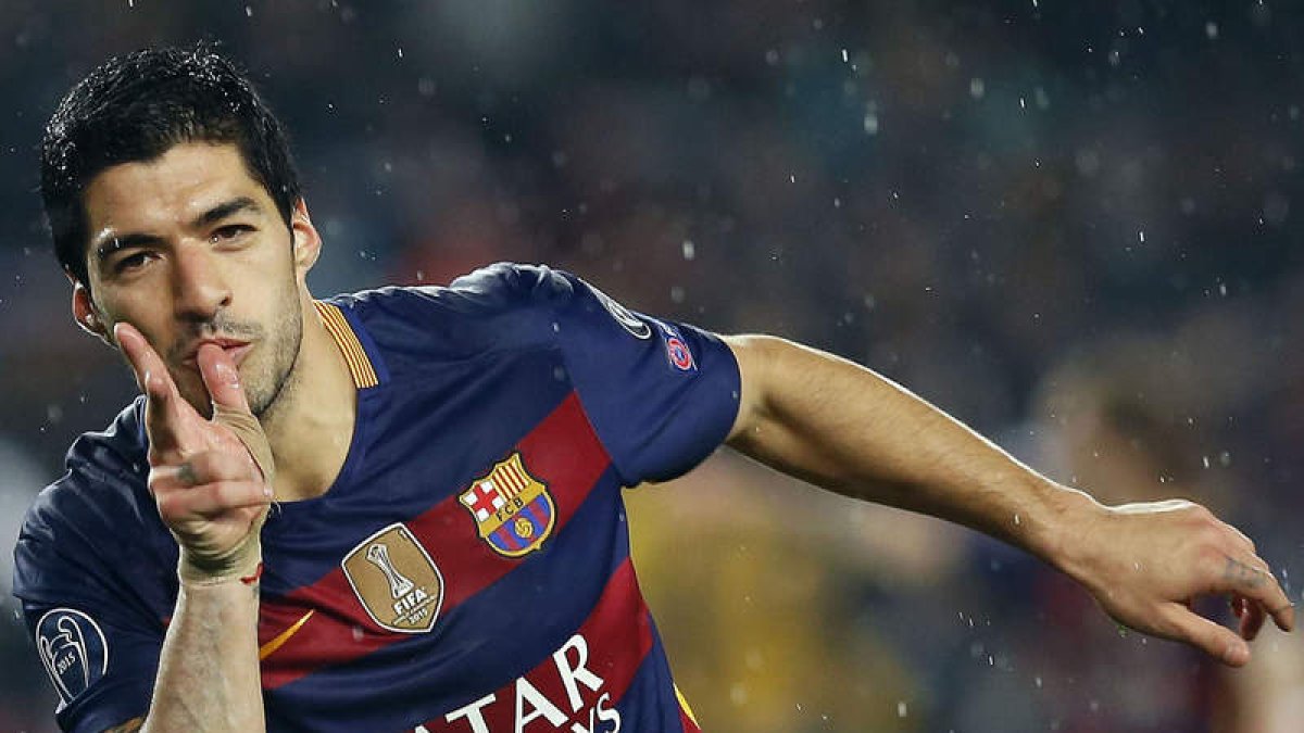Luis Suárez celebra el gol de volea que le endosó al Arsenal en el partido de vuelta de octavos de final. ANDREU DALMAU
