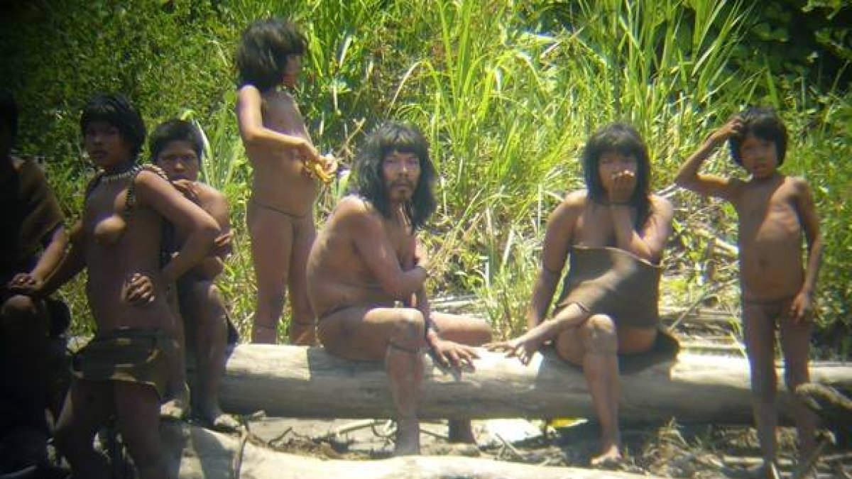 Miembros de la tribu Mashco Piro fotografiados a distancia.