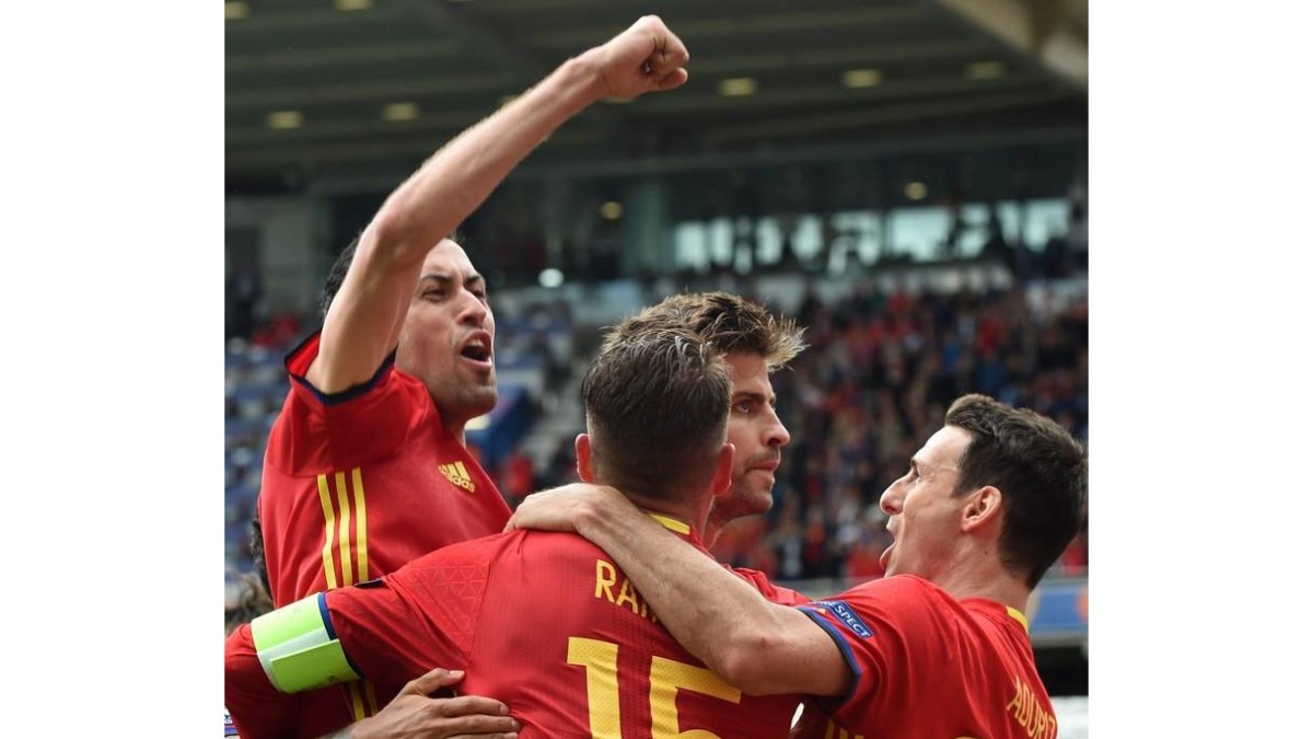 Sergio Busquets, Sergio Ramos, Gerard Pique y Aritz Aduriz celebran el gol del catalán que ha dado la victoria a España.