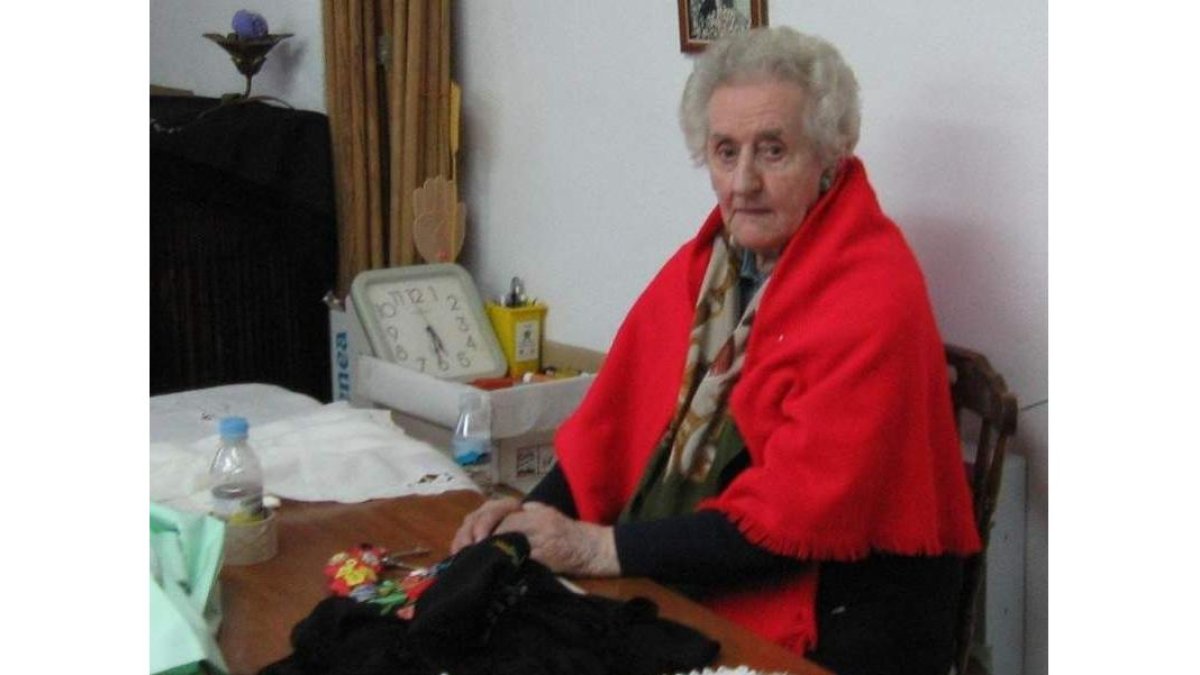 Ángeles Alonso en el taller de costura.