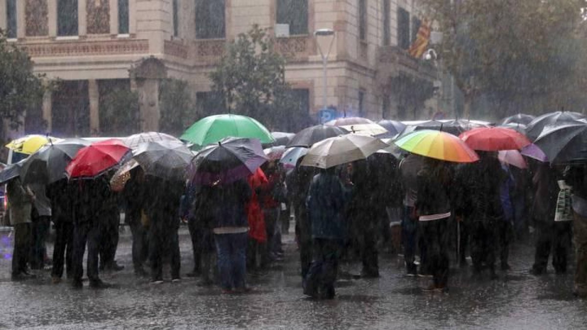 Concentración de la CUP llevada a cabo hoy ante la Delegación del Gobierno en Barcelona en protesta por la detención de los presidentes de la Asamblea Nacional de Cataluña (ANC), Jordi Sànchez, y de Òmnium Cultural, Jordi Cuixart.